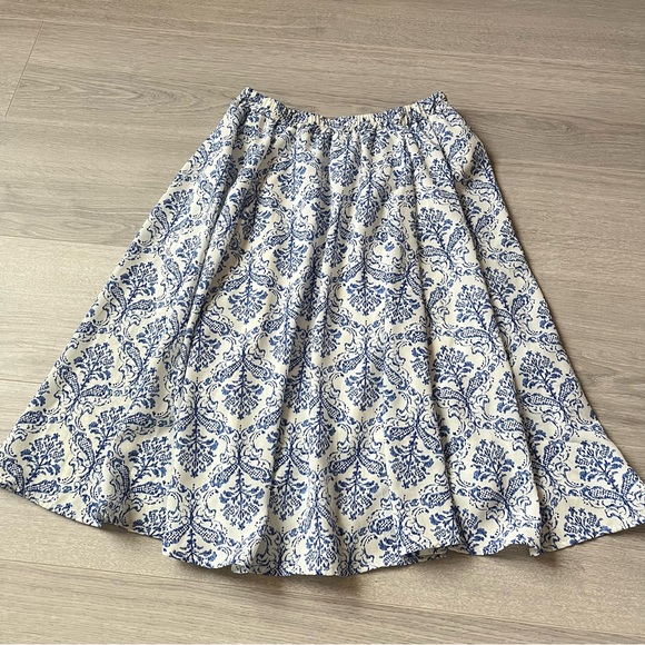 Francesca’s Floral Skirt in Blue and White Pattern Size Small EUC - Picture 3 of 4